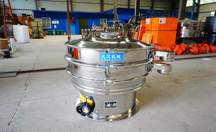 全不銹鋼振動篩采用304不銹鋼材質，利用不銹鋼材質的耐氧化，防腐蝕的特點，實現物料的篩分目的。