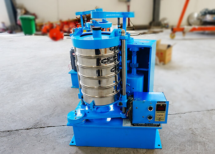 拍擊篩具有水平圓周運(yùn)動(dòng)和垂直敲擊運(yùn)動(dòng)，下料快、不易堵塞